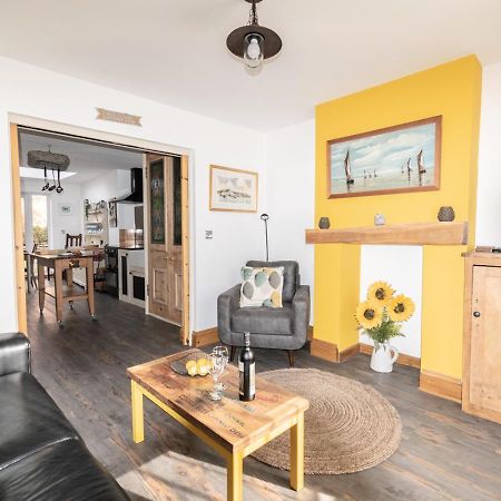Stylish 2 Bedrooms Cosy & Bright Cottage, Pet Friendly, Sleeps 5, Titchfield Village - Summer Special Offer!! - By Blue Puffin Stays Exterior photo