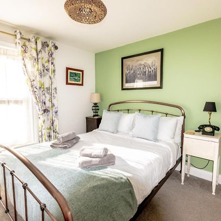 Stylish 2 Bedrooms Cosy & Bright Cottage, Pet Friendly, Sleeps 5, Titchfield Village - Summer Special Offer!! - By Blue Puffin Stays Exterior photo