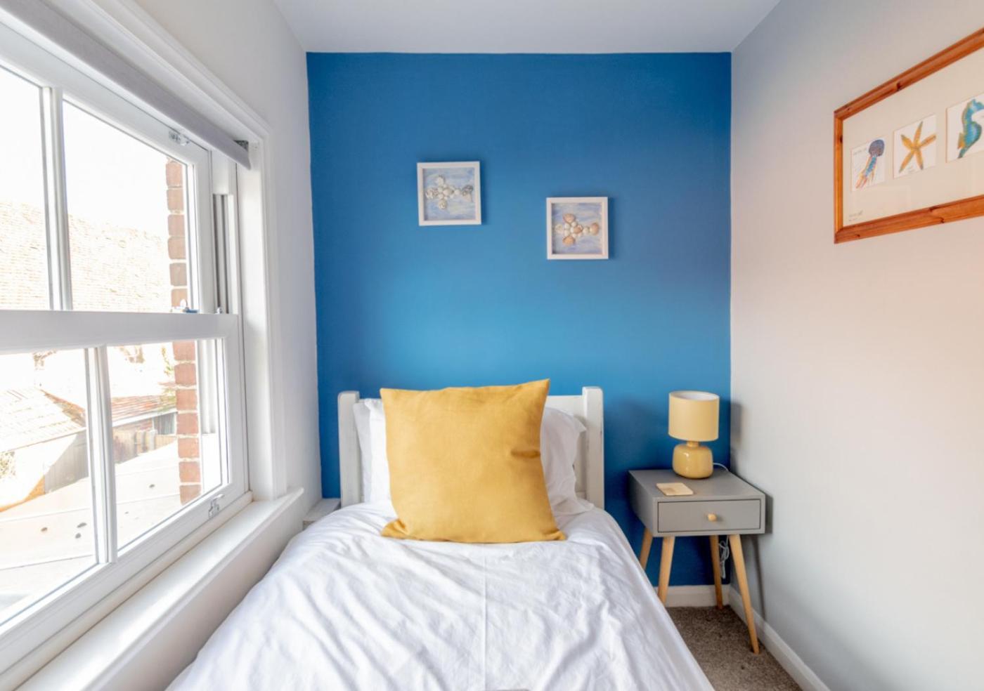 Stylish 2 Bedrooms Cosy & Bright Cottage, Pet Friendly, Sleeps 5, Titchfield Village - Summer Special Offer!! - By Blue Puffin Stays Exterior photo