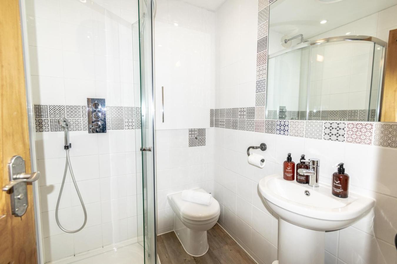 Stylish 2 Bedrooms Cosy & Bright Cottage, Pet Friendly, Sleeps 5, Titchfield Village - Summer Special Offer!! - By Blue Puffin Stays Exterior photo