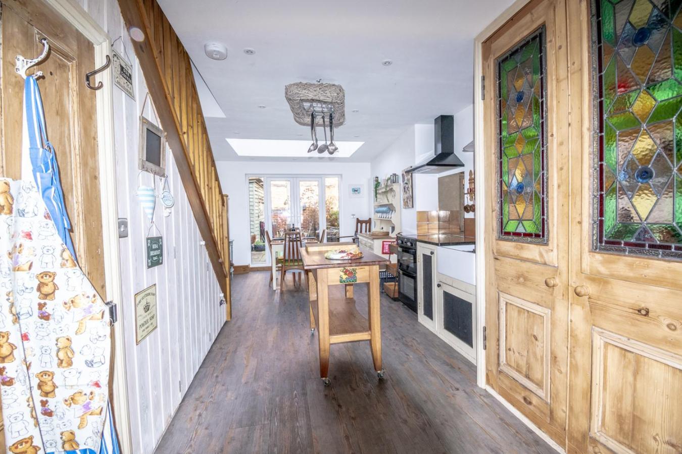 Stylish 2 Bedrooms Cosy & Bright Cottage, Pet Friendly, Sleeps 5, Titchfield Village - Summer Special Offer!! - By Blue Puffin Stays Exterior photo