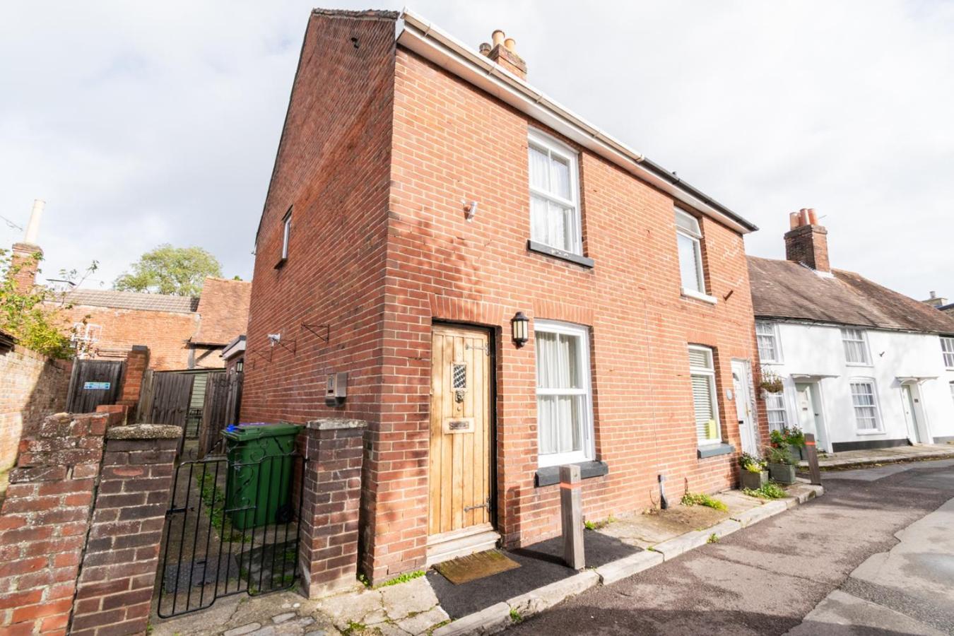 Stylish 2 Bedrooms Cosy & Bright Cottage, Pet Friendly, Sleeps 5, Titchfield Village - Summer Special Offer!! - By Blue Puffin Stays Exterior photo