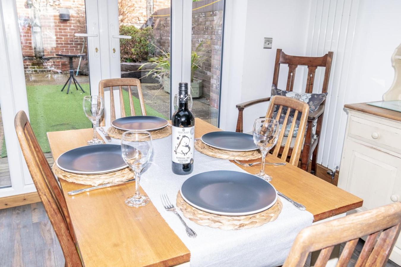 Stylish 2 Bedrooms Cosy & Bright Cottage, Pet Friendly, Sleeps 5, Titchfield Village - Summer Special Offer!! - By Blue Puffin Stays Exterior photo