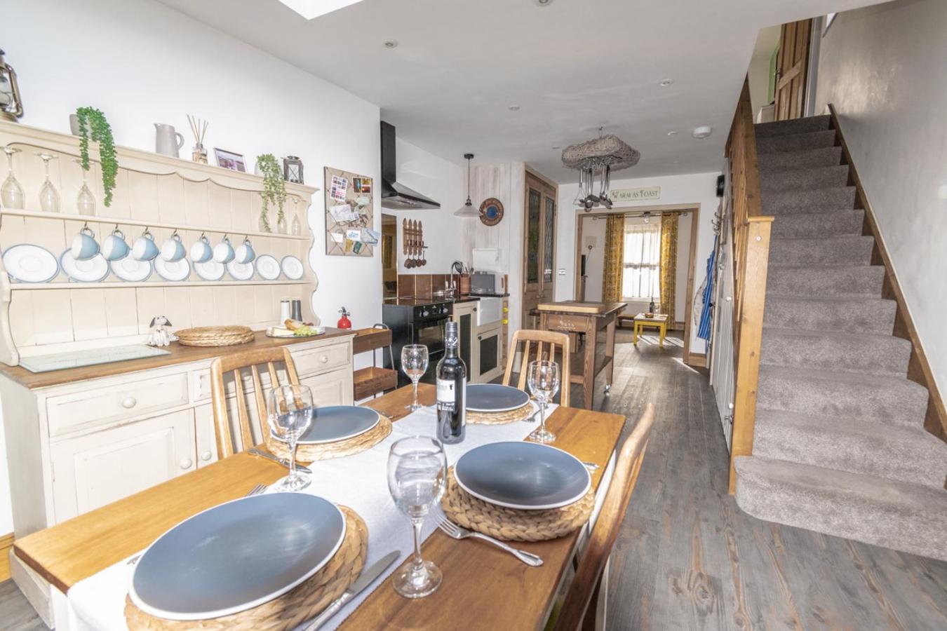 Stylish 2 Bedrooms Cosy & Bright Cottage, Pet Friendly, Sleeps 5, Titchfield Village - Summer Special Offer!! - By Blue Puffin Stays Exterior photo