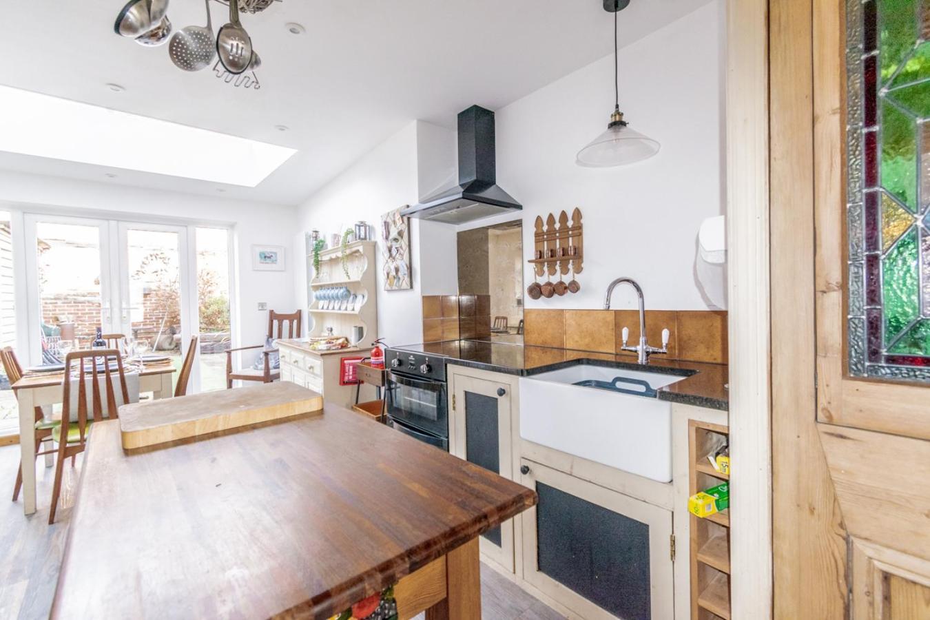 Stylish 2 Bedrooms Cosy & Bright Cottage, Pet Friendly, Sleeps 5, Titchfield Village - Summer Special Offer!! - By Blue Puffin Stays Exterior photo