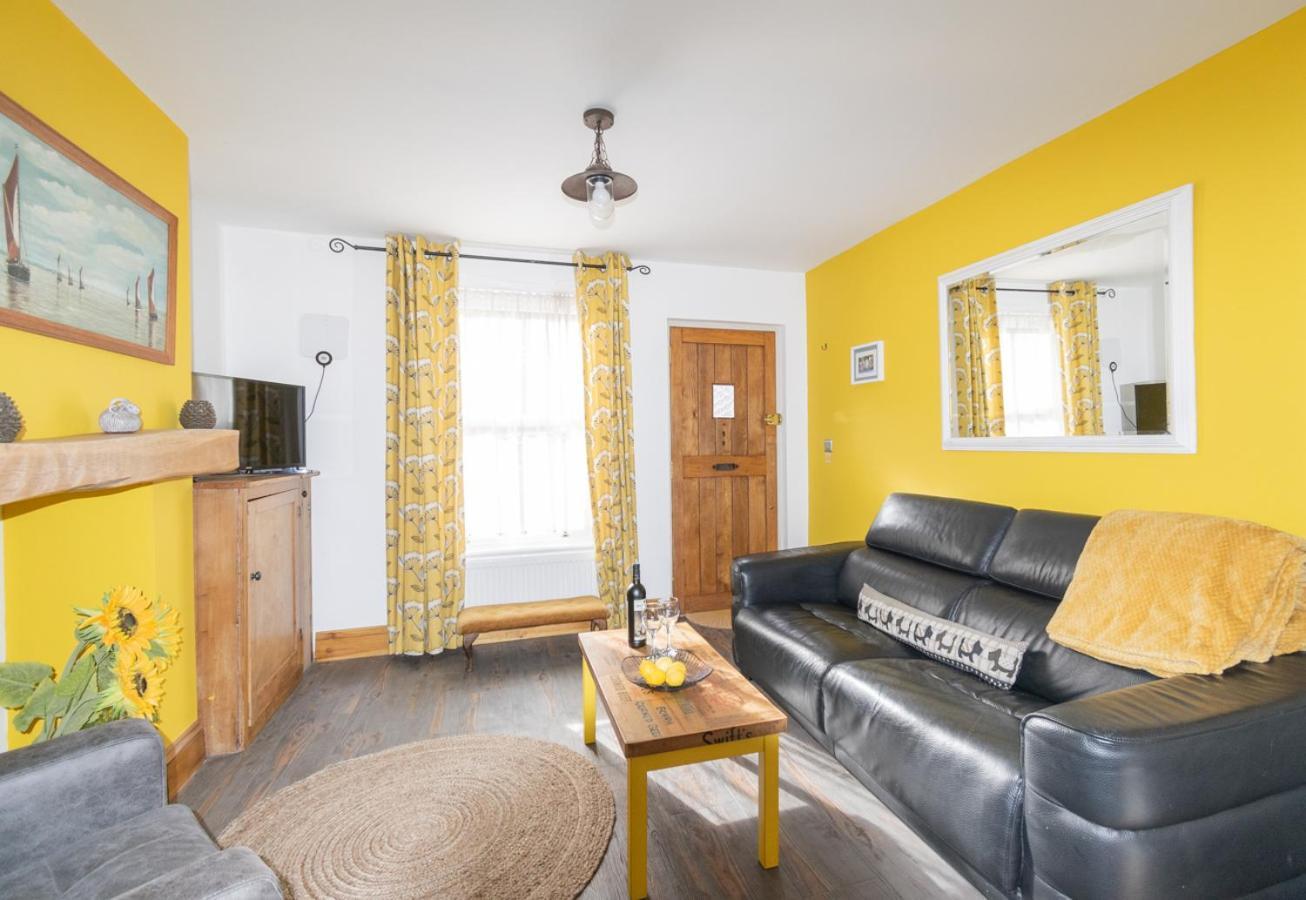 Stylish 2 Bedrooms Cosy & Bright Cottage, Pet Friendly, Sleeps 5, Titchfield Village - Summer Special Offer!! - By Blue Puffin Stays Exterior photo