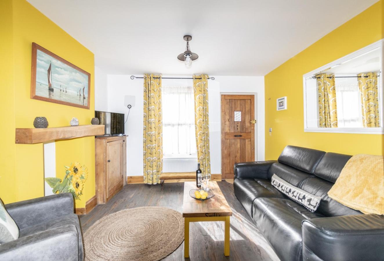 Stylish 2 Bedrooms Cosy & Bright Cottage, Pet Friendly, Sleeps 5, Titchfield Village - Summer Special Offer!! - By Blue Puffin Stays Exterior photo