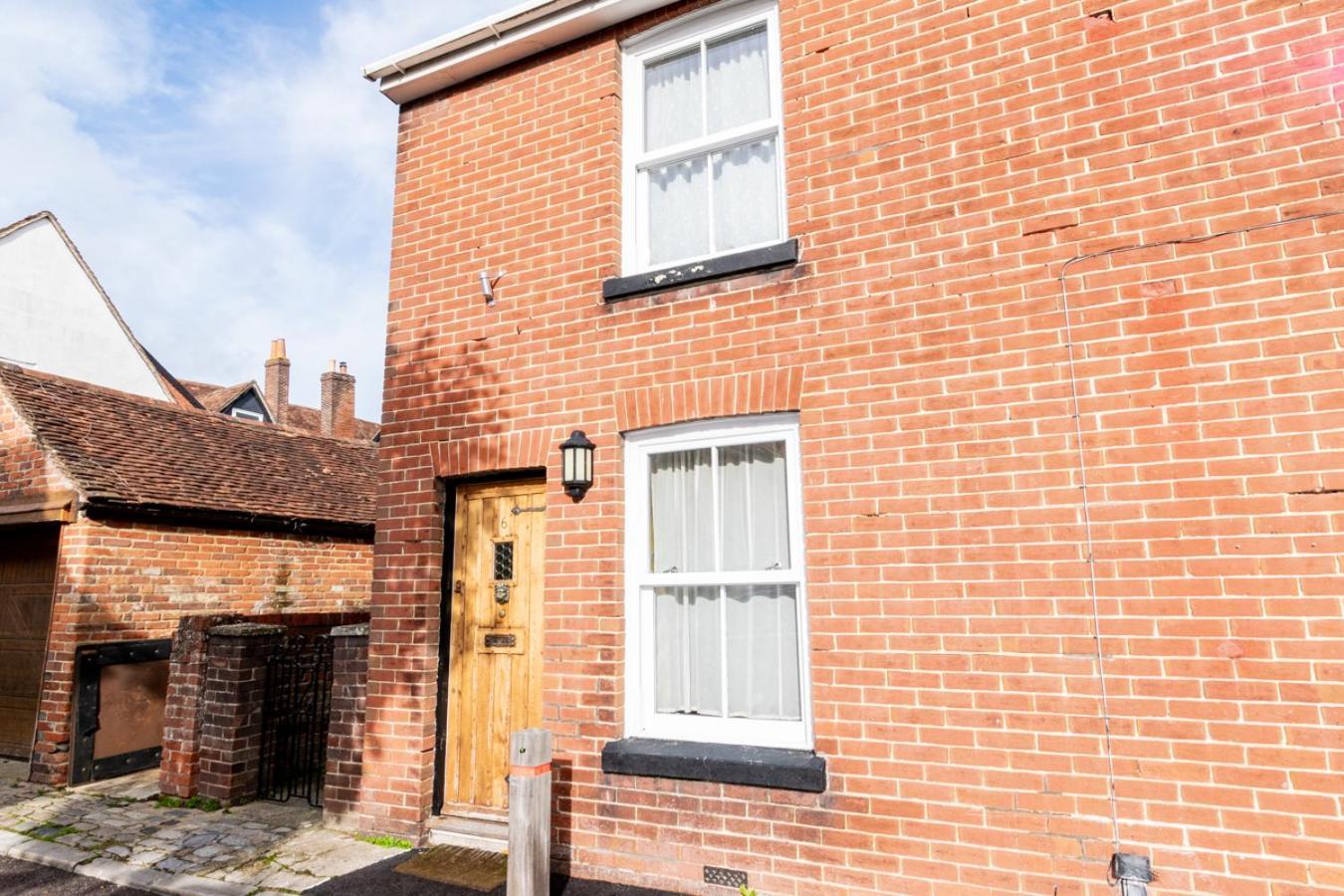 Stylish 2 Bedrooms Cosy & Bright Cottage, Pet Friendly, Sleeps 5, Titchfield Village - Summer Special Offer!! - By Blue Puffin Stays Exterior photo