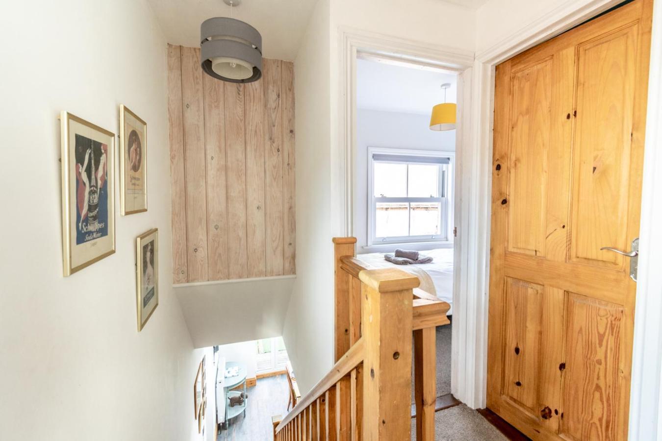 Stylish 2 Bedrooms Cosy & Bright Cottage, Pet Friendly, Sleeps 5, Titchfield Village - Summer Special Offer!! - By Blue Puffin Stays Exterior photo