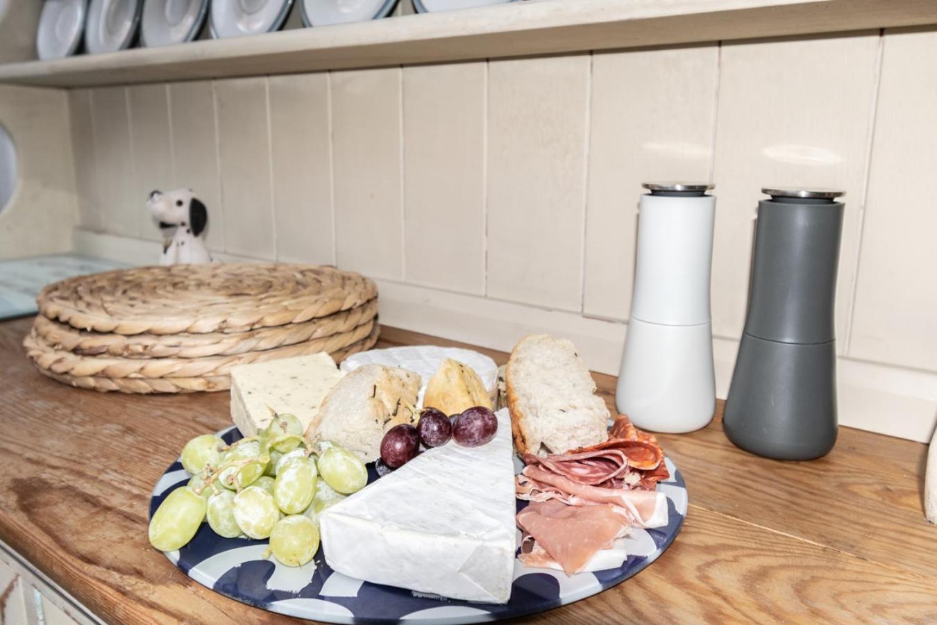 Stylish 2 Bedrooms Cosy & Bright Cottage, Pet Friendly, Sleeps 5, Titchfield Village - Summer Special Offer!! - By Blue Puffin Stays Exterior photo
