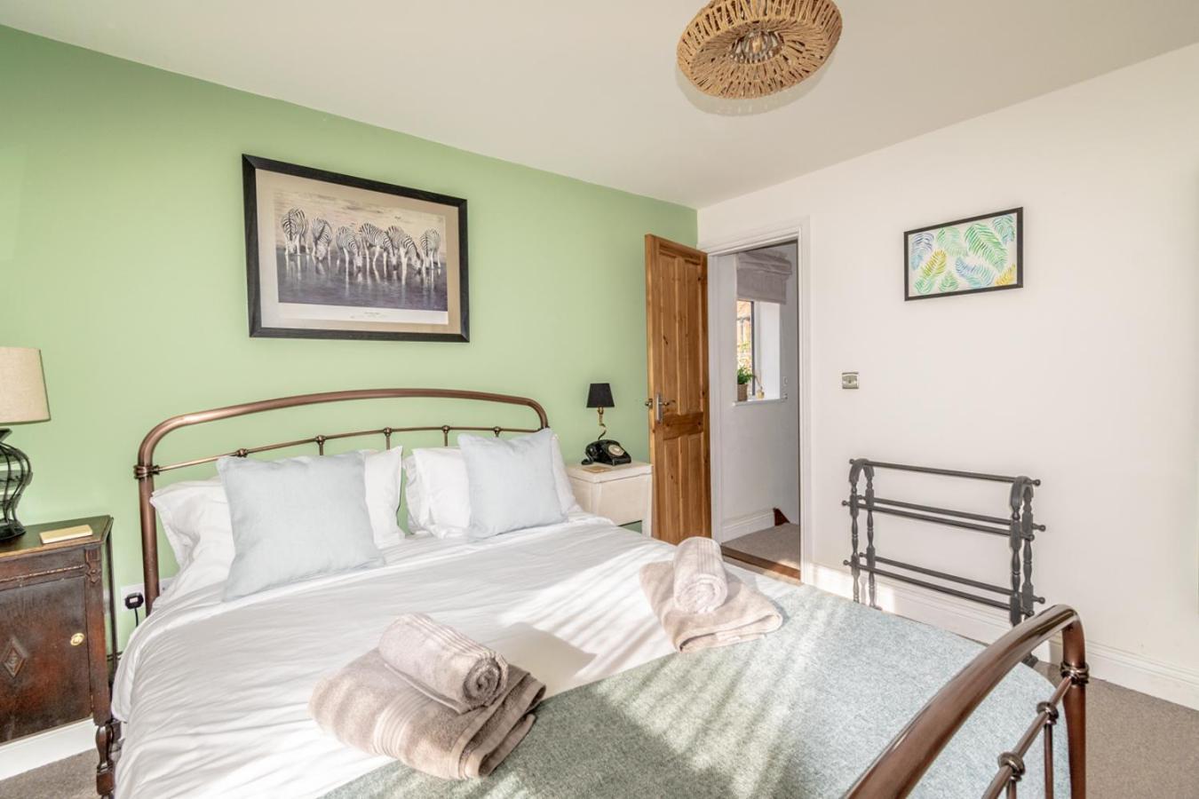 Stylish 2 Bedrooms Cosy & Bright Cottage, Pet Friendly, Sleeps 5, Titchfield Village - Summer Special Offer!! - By Blue Puffin Stays Exterior photo