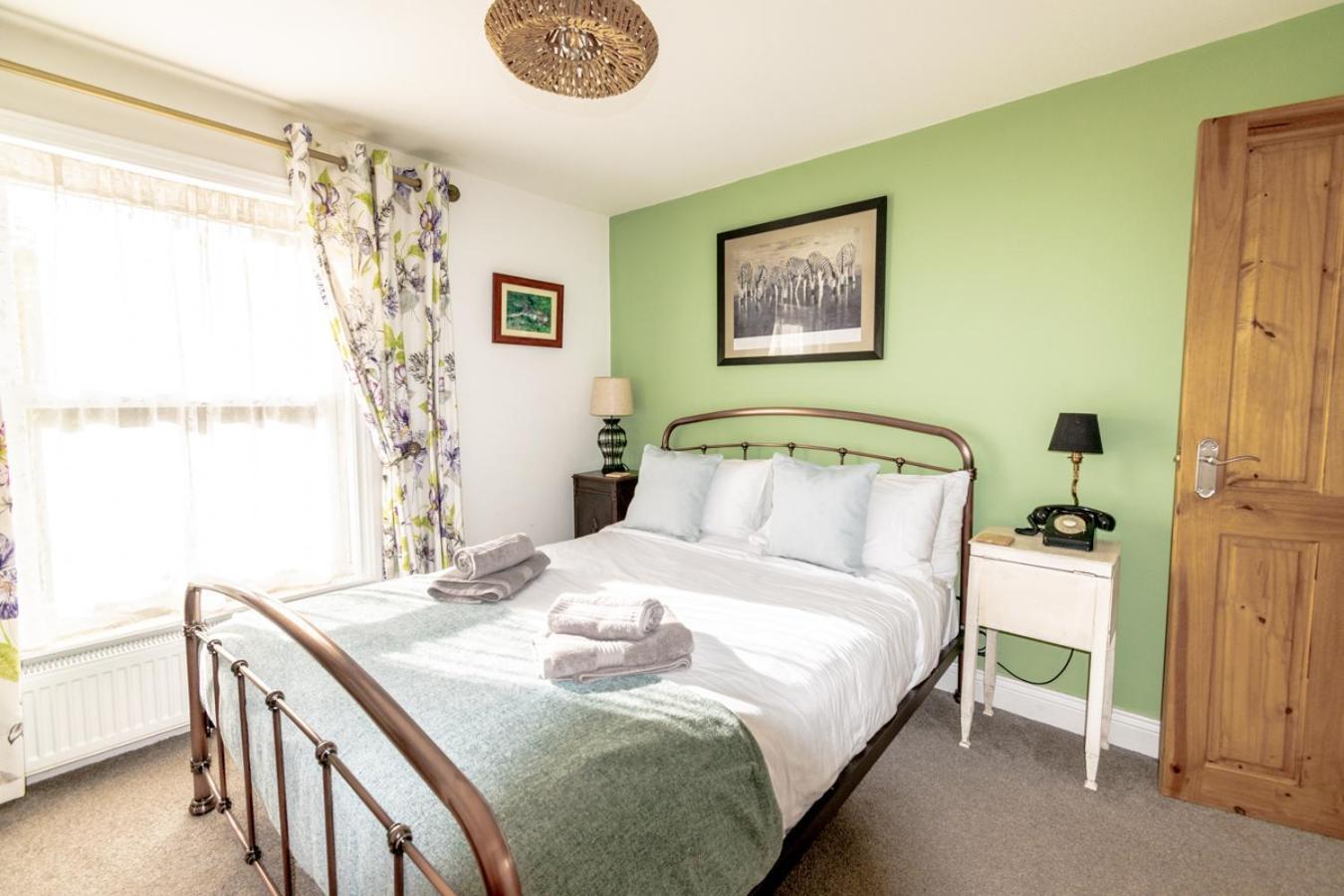 Stylish 2 Bedrooms Cosy & Bright Cottage, Pet Friendly, Sleeps 5, Titchfield Village - Summer Special Offer!! - By Blue Puffin Stays Exterior photo